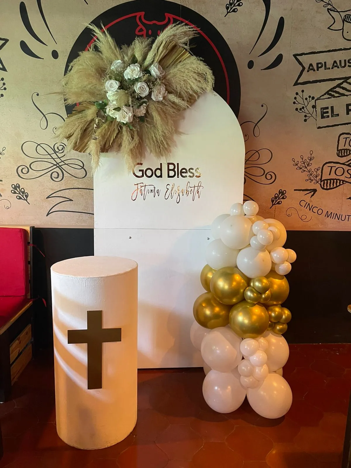 Mampara decorada con globos para eventos en El Salvador - Whith You Balloons & Memories