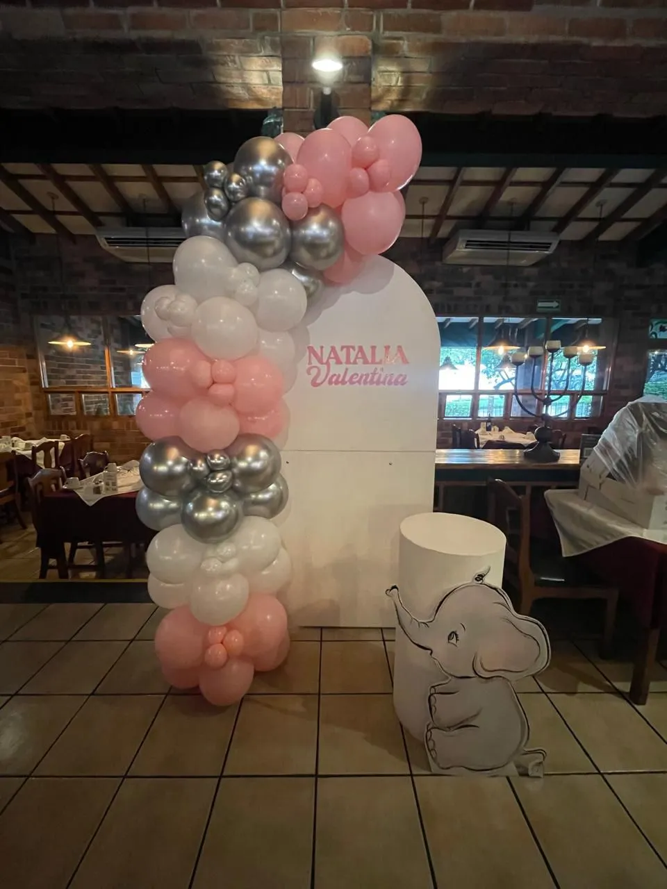 Diseño de mampara con globos para celebraciones - Whith You Balloons & Memories