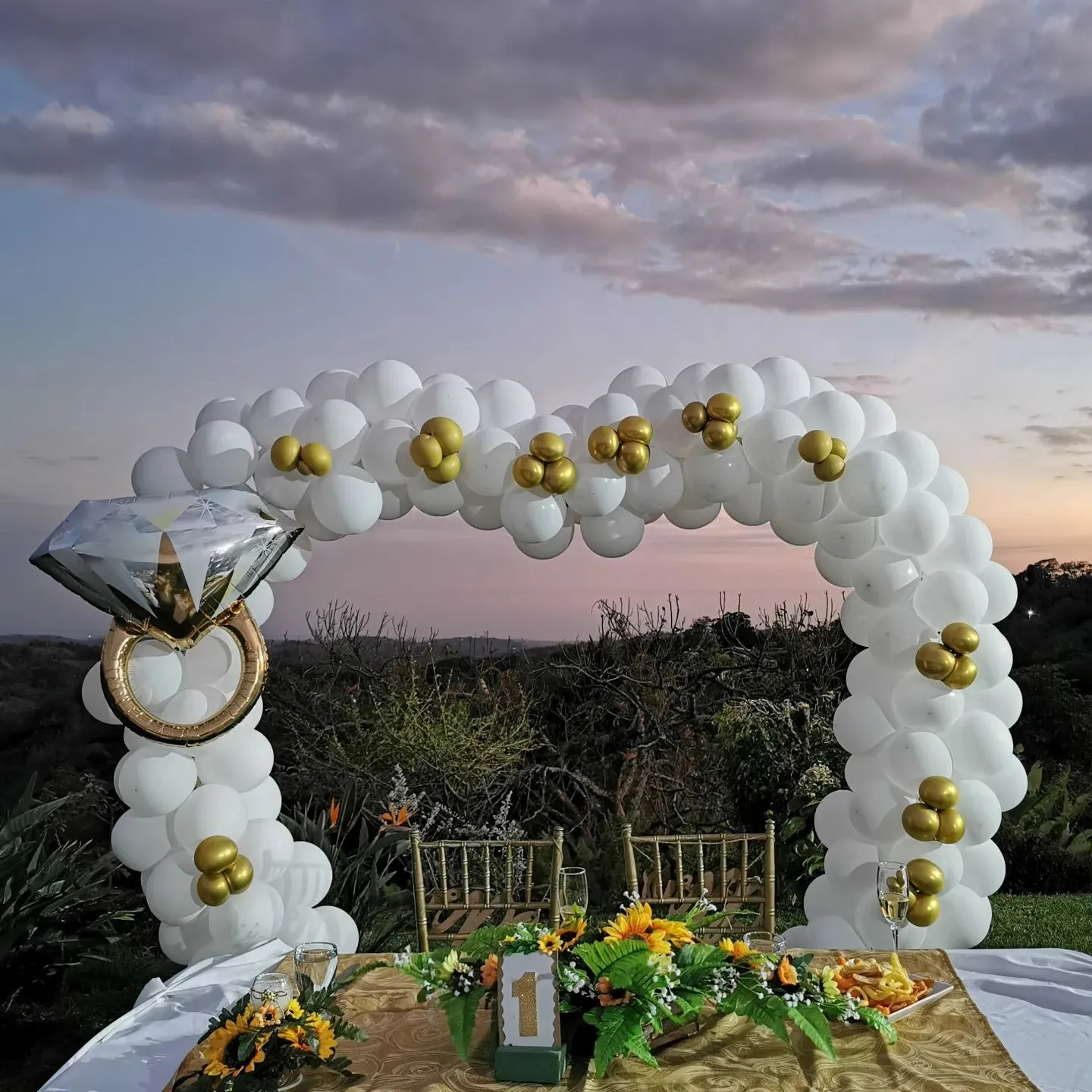 Decoración nupcial moderna y elegante - Whith You Balloons & Memories