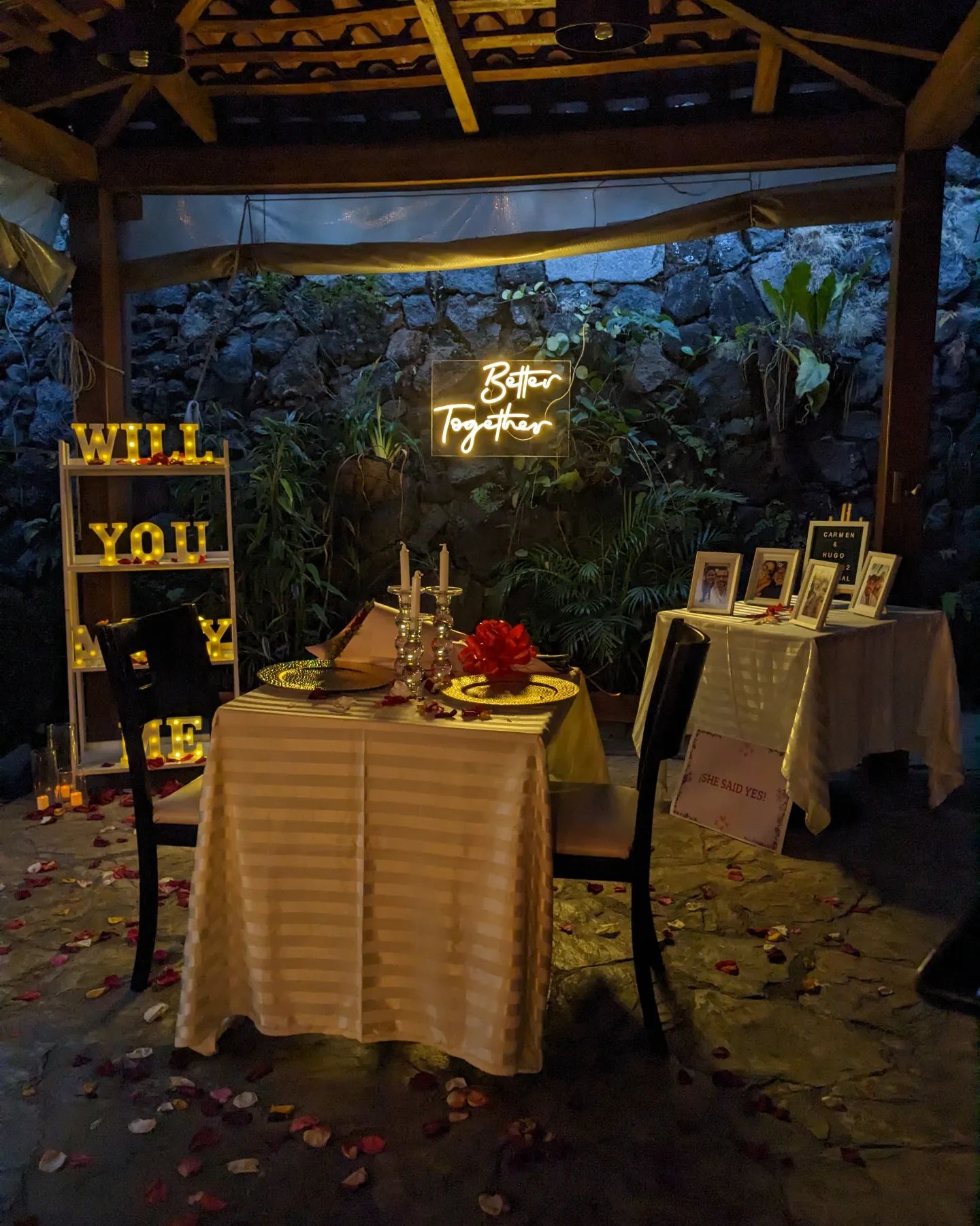 Decoración elegante para pedida de mano en El Salvador - Whith You Balloons & Memories